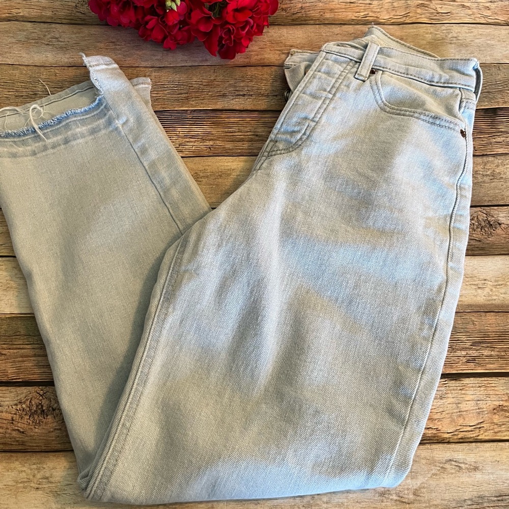 Old Navy Women's Extra-High Rise Curvy Light Wash Sky-Hi Straight Jeans Size 00